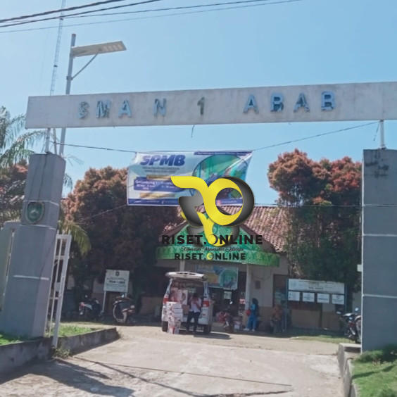 Kepala sekolah SMA 1 Abab Duga Lelet Jarang Masuk Kantor. 